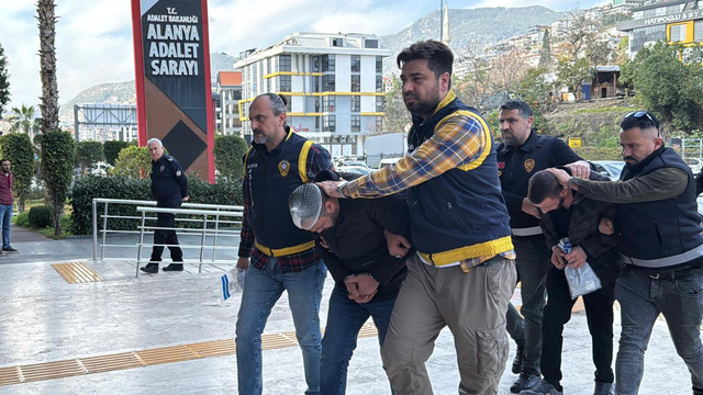 Alanya'da bıçaklı ve zincirli kavga kamerada; 7 gözaltı