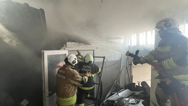 Antakya ilçesinde tamirhanede çıkan yangın söndürüldü