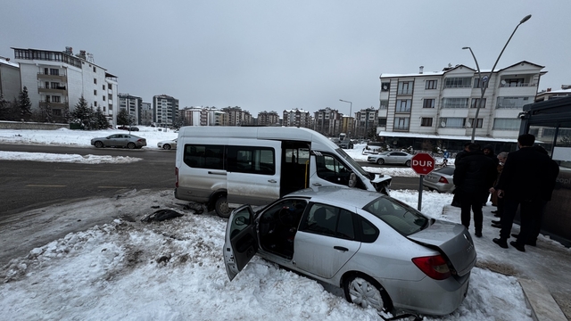 Elazığ'da minibüs ile otomobilin çarpıştığı kazada 4 kişi yaralandı