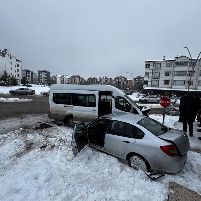 Elazığ'da minibüs ile otomobilin çarpıştığı kazada 4 kişi yaralandı