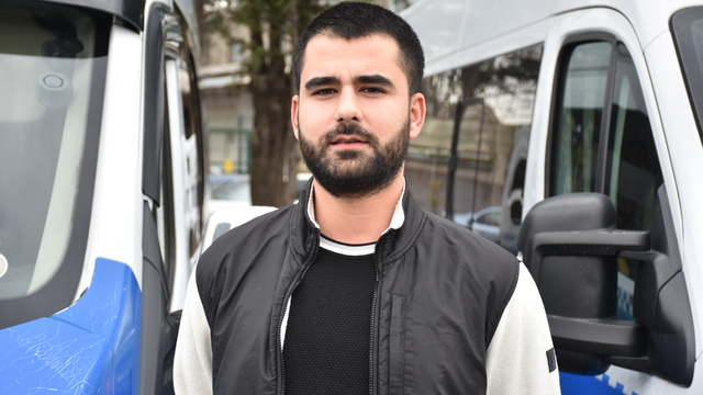 Sakarya'da minibüs şoförünün fenalaşan yolcuyu hastaneye yetiştirmesi kamerada