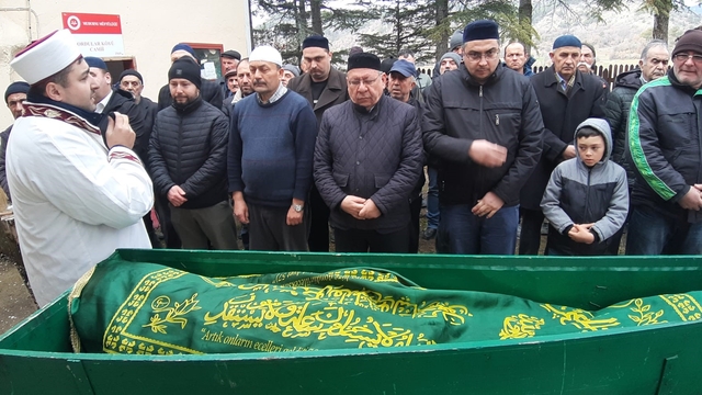 Yanan evinin önünde kedisine sarıldığı fotoğrafla tanınan Ali Meşe son yolculuğuna uğurlandı