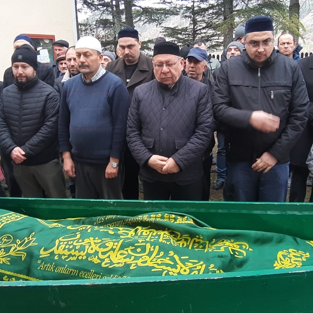 Yanan evinin önünde kedisine sarıldığı fotoğrafla tanınan Ali Meşe son yolc...