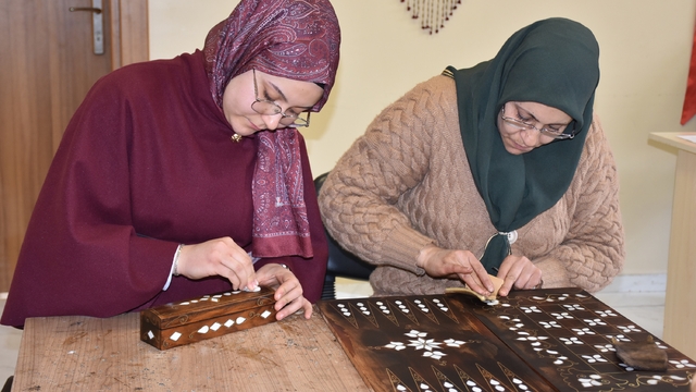 Sedef işlemeciliği Gaziantepli kadınların elinde geleceğe taşınıyor