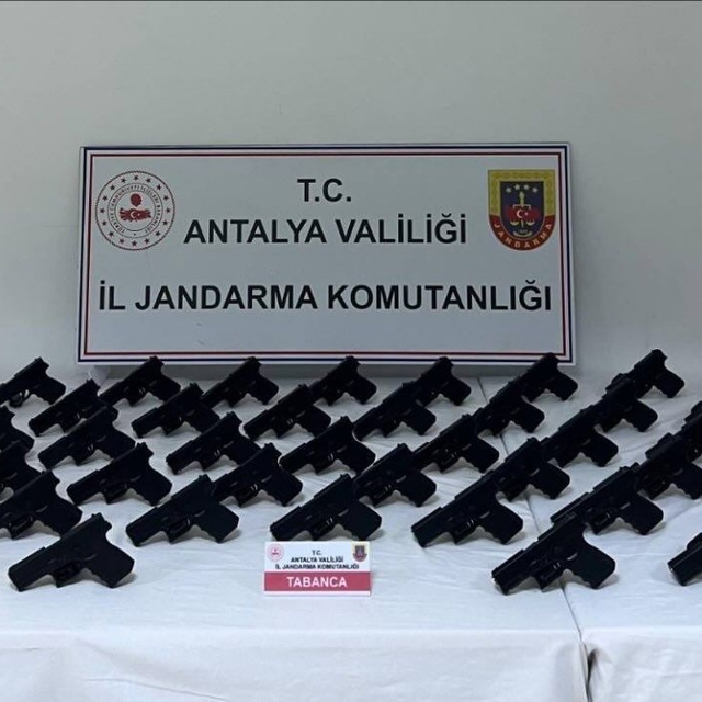 Antalya'da 45 ruhsatsız tabanca ele geçirildi