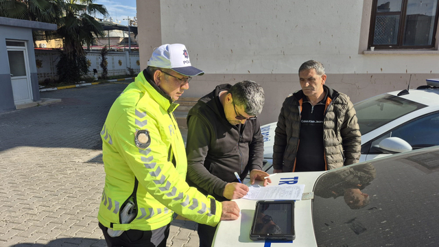 Yol verme tartışmasında minibüsün camını kıran şüpheli: Kaskıma vurunca sinirlendim (2)