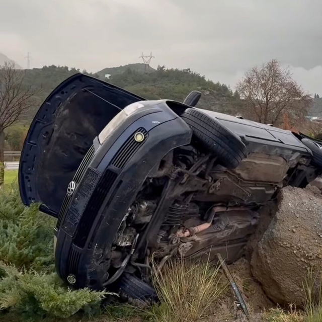 Söke'de otomobil refüje devrildi: 2 yaralı