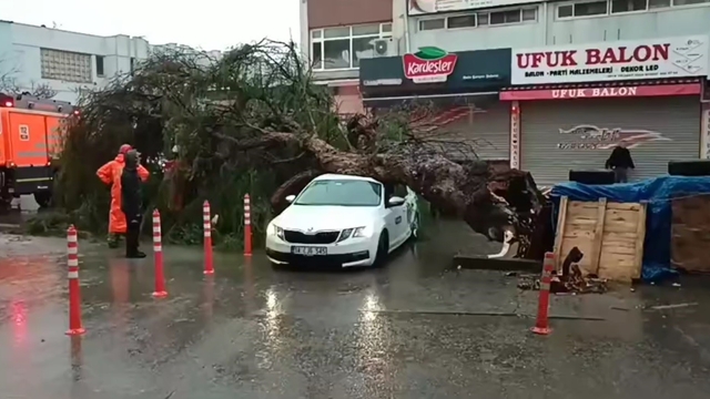 İzmir'de sağanak ve fırtına hayatı felç etti