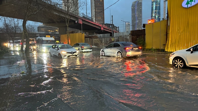 İzmir'de sağanak hayatı olumsuz etkiledi