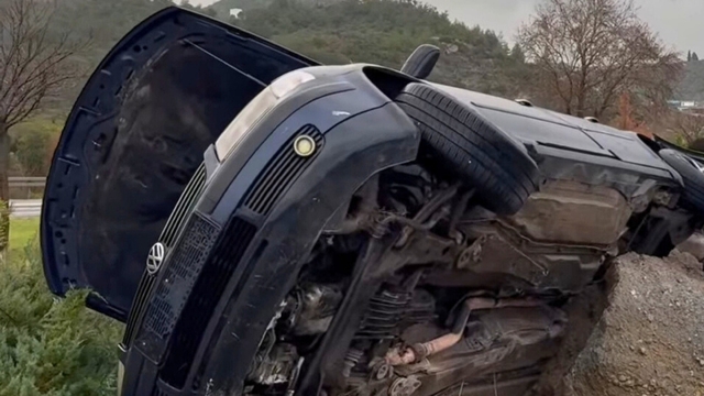 Söke'de otomobil refüje devrildi: 2 yaralı