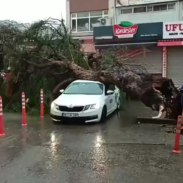 İzmir'de sağanak ve fırtına hayatı felç etti