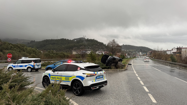 Aydın'da trafik ışığına çarpan otomobildeki 2 kişi yaralandı
