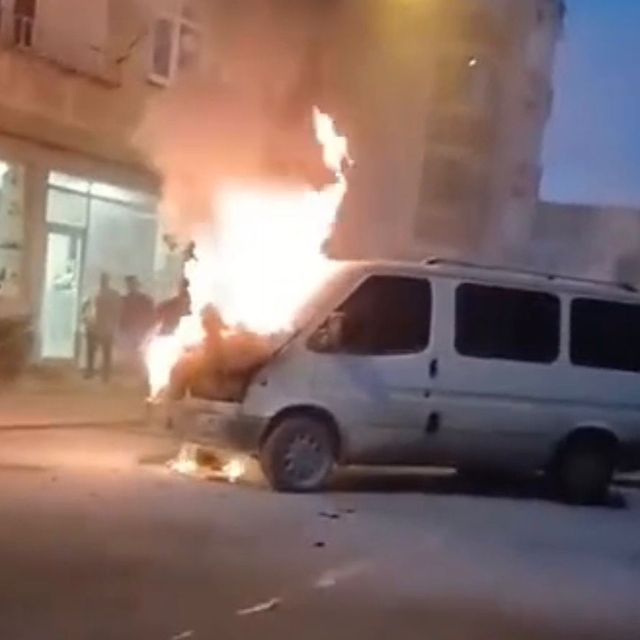 Park halindeyken motor kısmından alev alan minibüs yandı