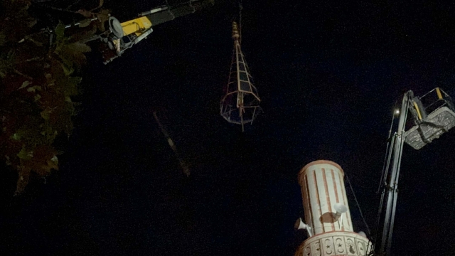 Marmaris'te fırtına; ağaçlar devrildi, yelkenli tekne karaya oturdu (2)