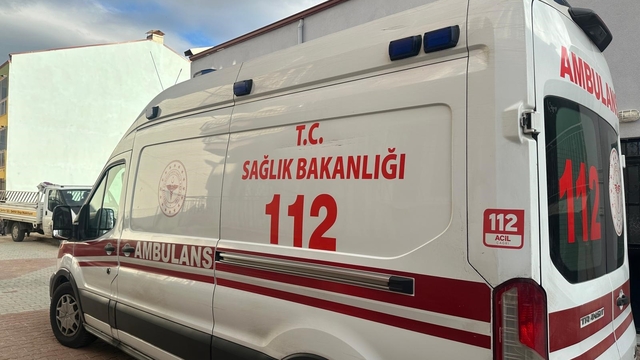 Uşak'ta bahçesindeki fırını yıkarken duvarın altında kalan adam yaralandı