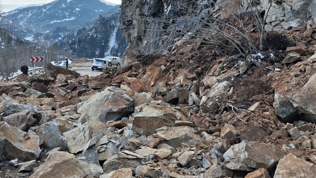 Giresun-Sivas kara yolunda heyelan: Yol kontrollü olarak ulaşıma açıldı