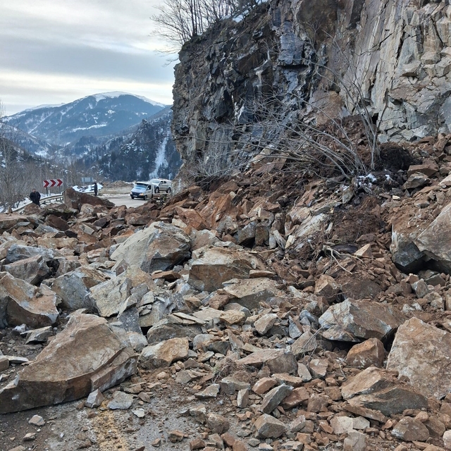 Giresun-Sivas kara yolunda heyelan: Yol kontrollü olarak ulaşıma açıldı