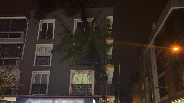 İzmir'de sağanak hayatı olumsuz etkiledi (2)