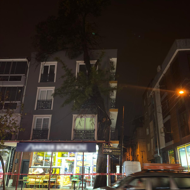 İzmir'de sağanak hayatı olumsuz etkiledi (2)