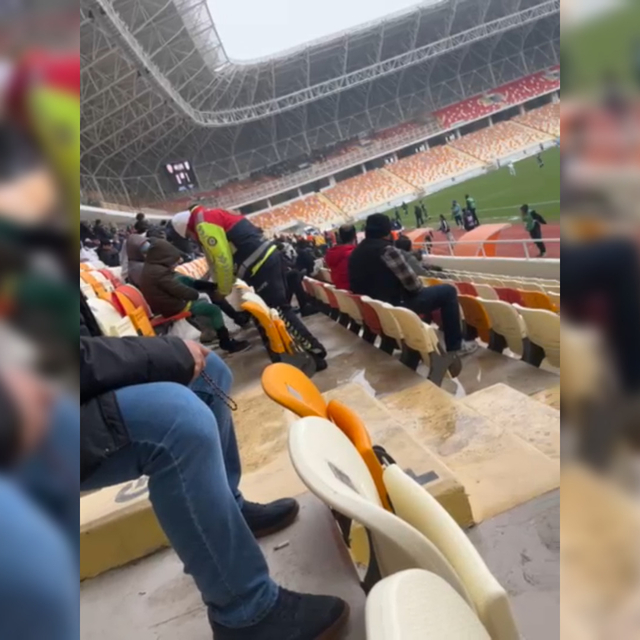 Polis, üşüyen çocuğa çorabını çıkarıp verdi; o anlar kamerada