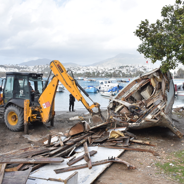 Bodrum'da kaçak iskeleler yıkılıyor, kıyıda gelişigüzel bırakılan tekneler...