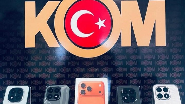 Muş'ta kargo paketinden kaçak telefon çıktı