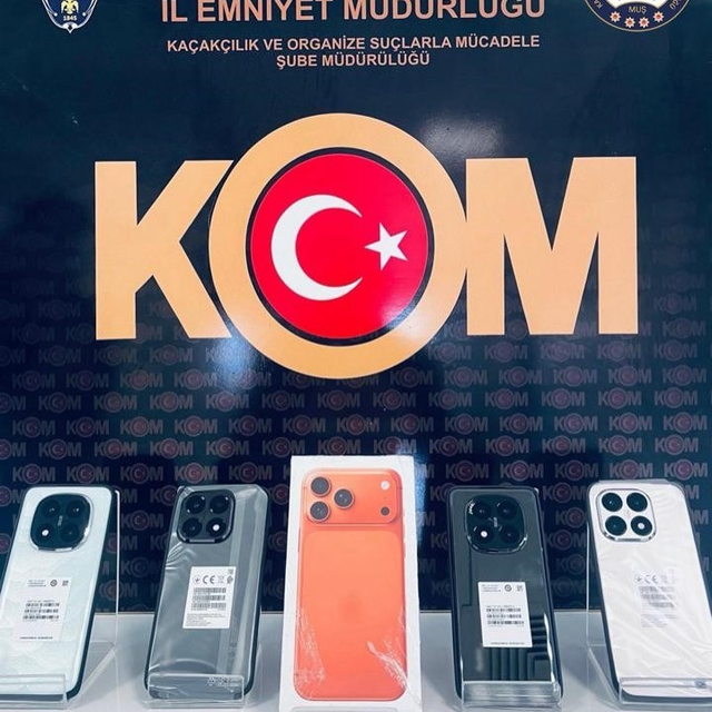 Muş'ta kargo paketinden kaçak telefon çıktı