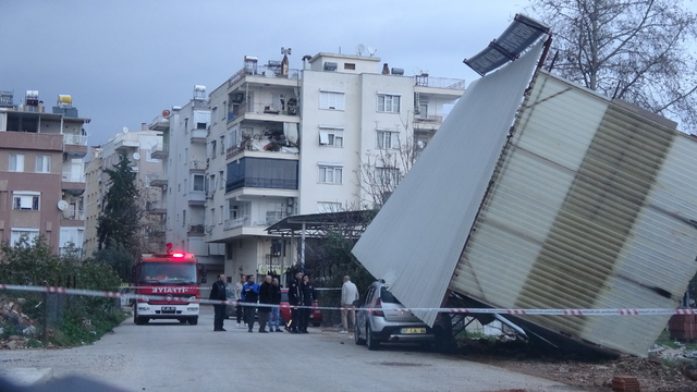 Antalya'da fırtına, sel ve hortum hayatı olumsuz etkiledi