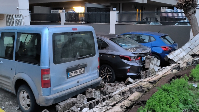 Antalya'da şiddetli rüzgarda halı sahanın tavanı çöktü
Derelerin taştığı ve bazı araçların yollarda kaldığı fırtınada yıkılan istinat duvarı araçlarda hasara yol açtı