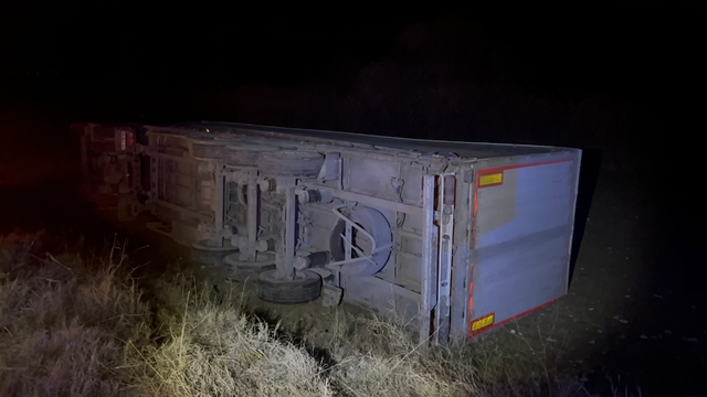 Çorum'da devrilen tırın sürücüsü yaralandı