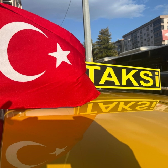 İzmir'de taksicilerden Türk bayraklı konvoy