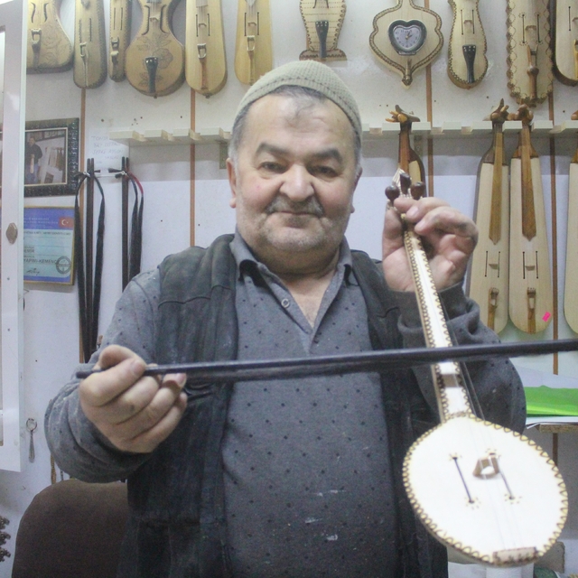 Yaptığı sıra dışı ve dekoratif kemençelerle ilgi çekiyor