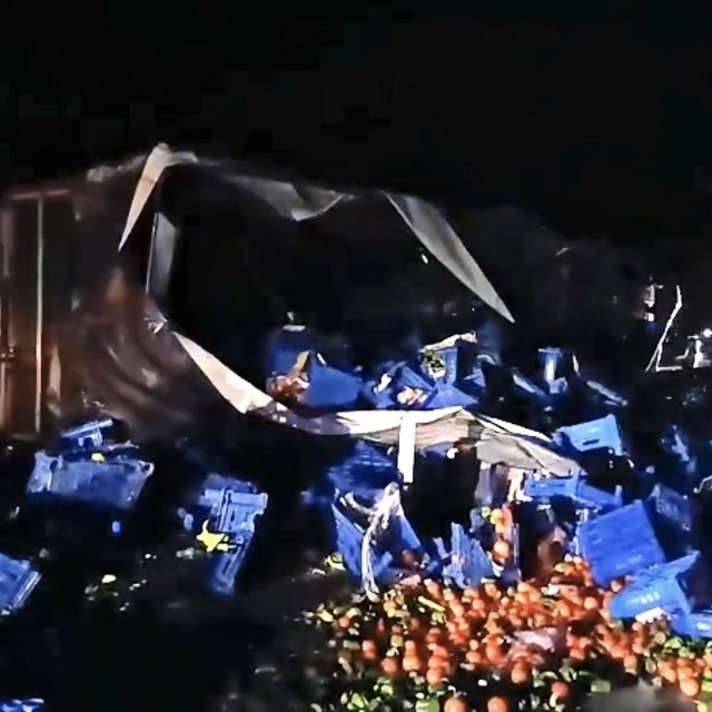 Kütahya-Eskişehir karayolunda meyve yüklü tır devrildi