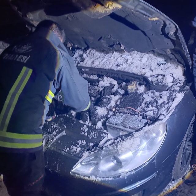 Seyir halindeyken yanan aracın motoruna karla müdahale