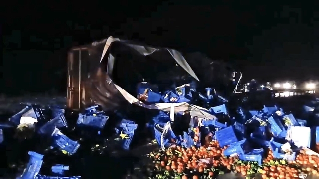 Kütahya-Eskişehir karayolunda meyve yüklü tır devrildi