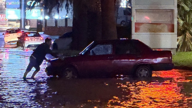 Kuşadası'nda sağanak yağış yolları göle çevirdi