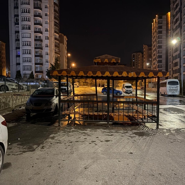 Şiddetli rüzgar, söktüğü kamelyayı bozmadan yola kondurdu
Kayseri'de şiddet...