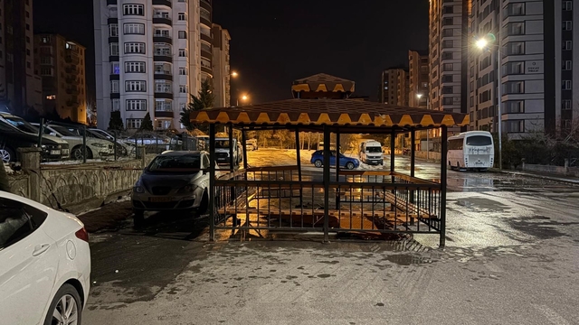 Şiddetli rüzgar, söktüğü kamelyayı bozmadan yola kondurdu
Kayseri'de şiddetli rüzgarın söktüğü kamelya iki otomobile zarar verdi