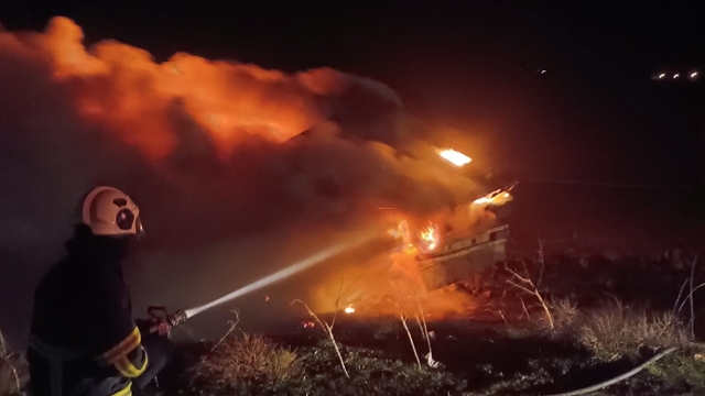 Mardin'de şarampole devrilen tırda çıkan yangın söndürüldü