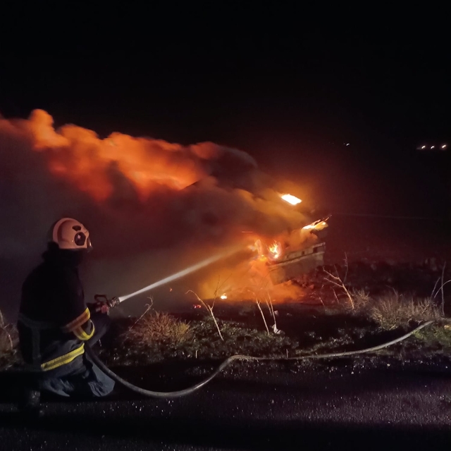 Mardin'de şarampole devrilen tırda çıkan yangın söndürüldü