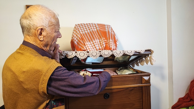 Engelli adamın eşi ölünce gizli bölmeye kaldırdığı 1 kilo altını çalındı iddiası