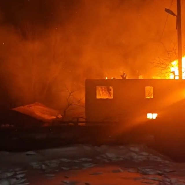 Muhtara ait iki katlı ev alevlere teslim oldu