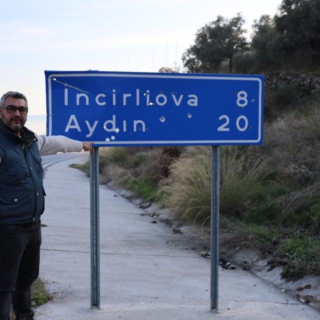 Aydın'da trafik levhaları kurşunların hedefi oldu
Yol gösteren tabelalar he...