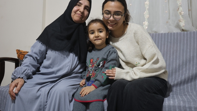 Depremde 3 evladını kaybeden acılı anne, çocuklarının kendine emaneti olan torunlarıyla hayata tutundu
Acılı anneanne Aliye Dağlı: "3 yıl boyunca onlara hem anne hem de baba olduk, ölene kadar torunlarıma bakarım ve kimseye torunlarımı vermem"