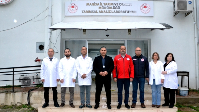 Bir avuç toprak, binlerce liralık zararı önleyebilir
Toprak analiziyle verim artıyor, doğa korunuyor
Manisa Tarım ve Orman İl Müdürlüğü'nden çiftçiye bilimsel destek