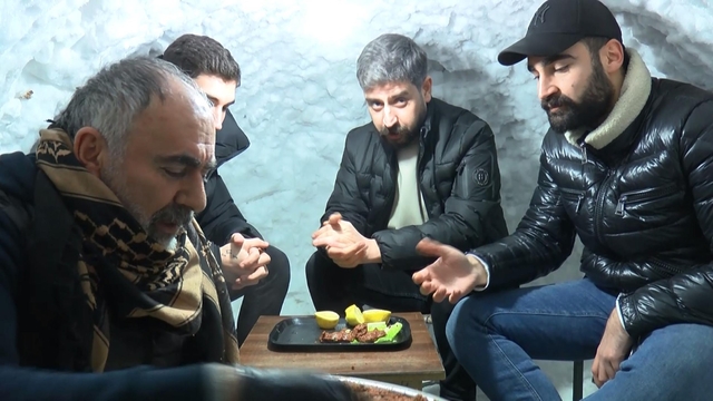 Kardan mekanda çay ve çiğ köfte keyfi