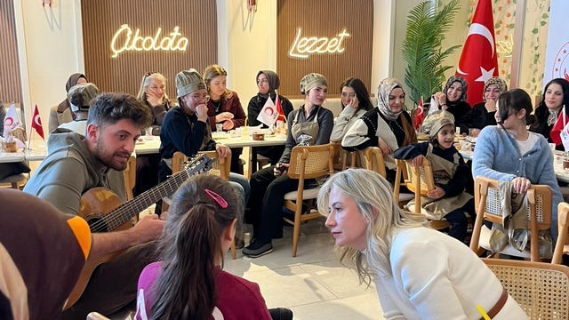 Kars Kızılay'dan sevgi evlerinde kalan çocuklara çikolata etkinliği