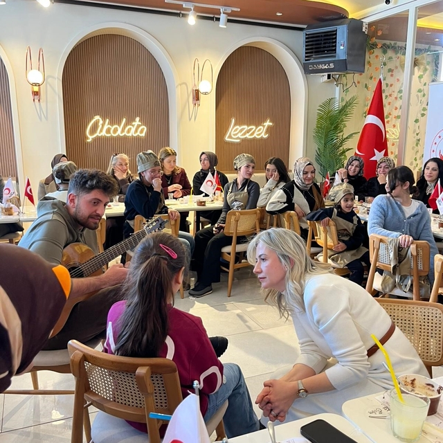 Kars Kızılay'dan sevgi evlerinde kalan çocuklara çikolata etkinliği