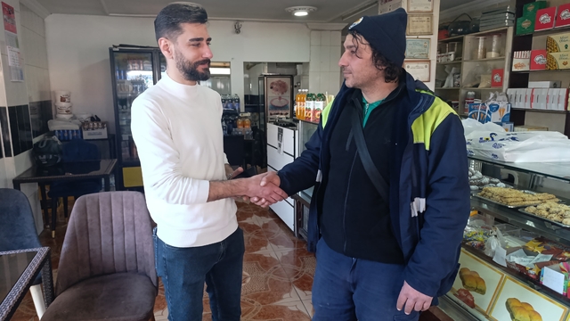 Adana'da temizlik işçisi parkta bulduğu cep telefonunu sahibine ulaştırdı