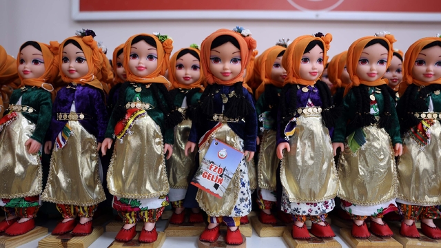 Kadınlar, 'Ezo Gelin' bebekler üretip aile ekonomisine katkı sağlıyor